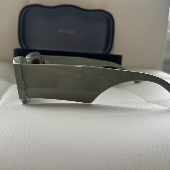 Gucci rectangle sunglasses in green - Picture 3 of 5